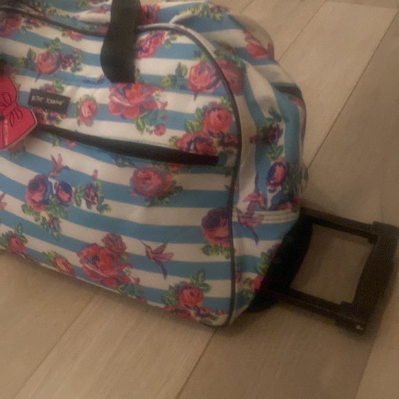 🎀 Airport luggage Betsey Johnson Weekender Roller Carry on Pink Floral Travel - Picture 9 of 9